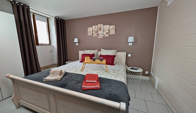 Settle into the Rimbach and let the charm of Alsace work its magic. After a day exploring the Wine Route, relax in a luxurious king-size bed. Modern comfort, total tranquility. You're home. ✨