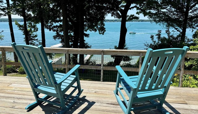 Seven Oaks — Lakefront Cottage on Owasco Lake — Large Beach with Stunning Views