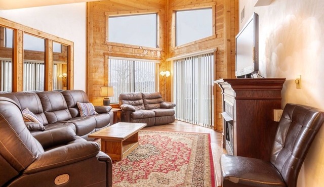 Seven Springs Stoneridge 3 BR Loft Standard Condo, Pet Friendly! by RedAwning