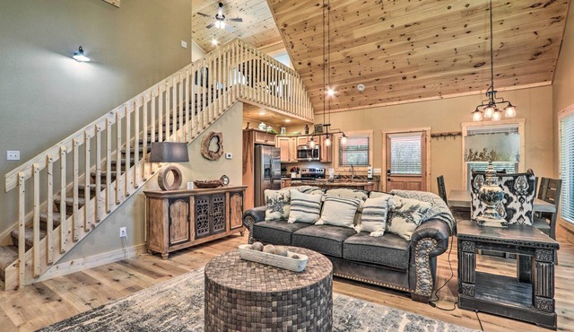 Sevierville Cabin: Deck w/Foosball & Hot Tub!
