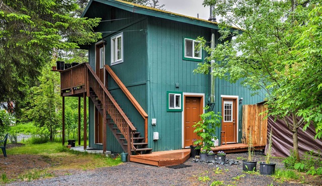 Seward Studio w/Deck, Outdoor Dining & Mtn Views!