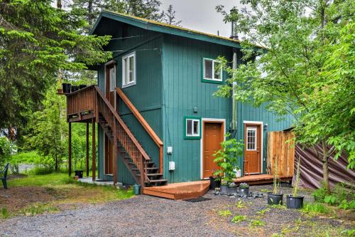 Seward Studio w/Deck, Outdoor Dining & Mtn Views!