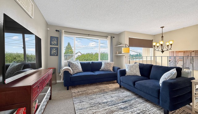 Shabby Chic 3BR Lake Retreat – Walk to Park, Shops, & More