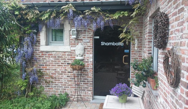 SHAMBALLA logies nieuw en zeer verzorgd appartement met voortuin en terras
