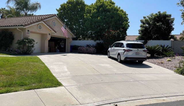Shared Charming 1-bedroom in wonderful Oceanside with AC, WiFi