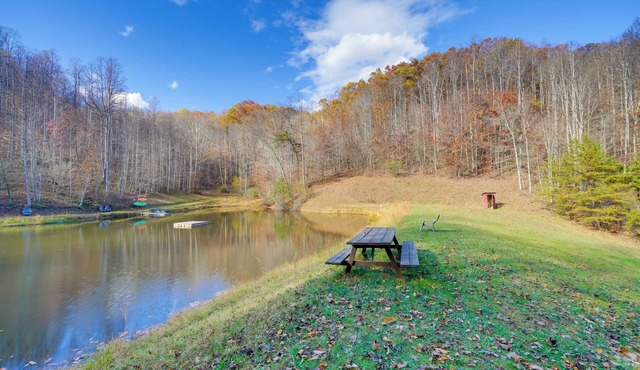 Shared Pond & Trails: Rosedale Cottage!