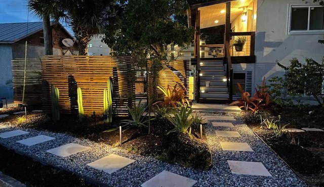 Shares Courtyard Luxury Apt - NEW!