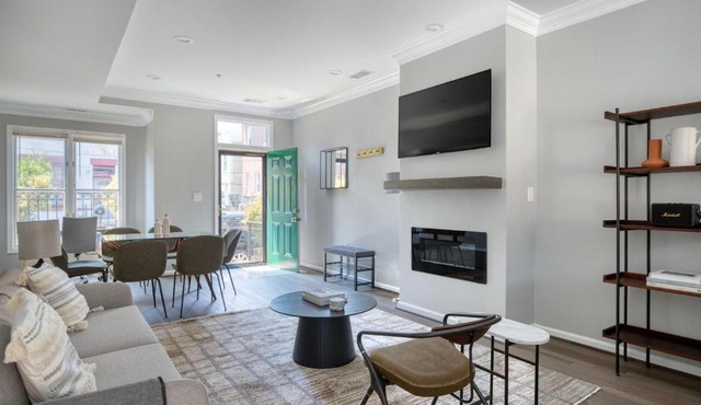 Shaw 2br w backyard wd nr nightlife WDC-689