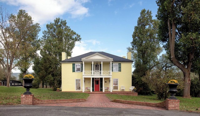Shawnee Farms Estate : 8-bedroom farmhouse in enchanting Luray , Virginia