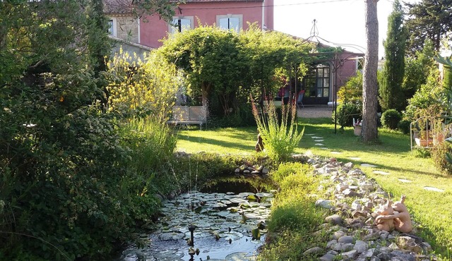 Shed renovated with charm, swimming pool and bucolic garden at the foot of the Luberon