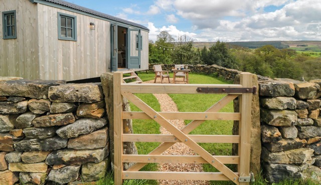 SHEEP COTE SHEPHERDS HUT, romantic, with a garden in Stokesley
