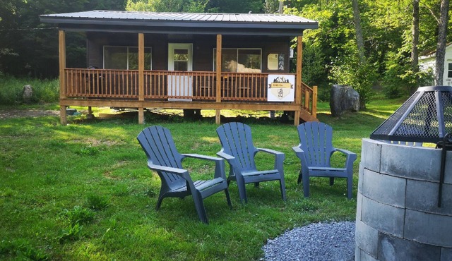 Sheira Shack: riverside, campfire, Wi-Fi, AC, BBQ, for 2, pets welcome!