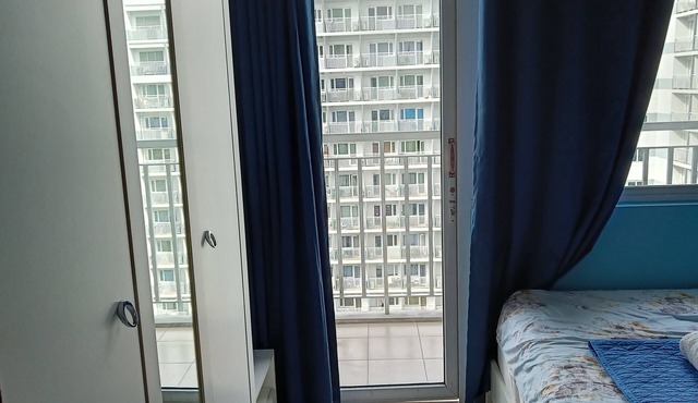 Shell Residences Max's Poolside view Balcony 10 mins to airport Walk to MOA
