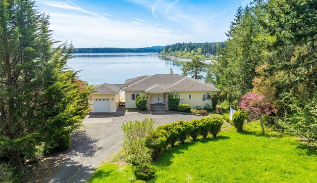 Shelton Waterfront: Hot Tub, Firepit & Garden