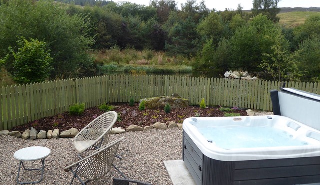 Shepherd's View @ Dalnoid - en-suite shower room, hot-tub, garden, great views