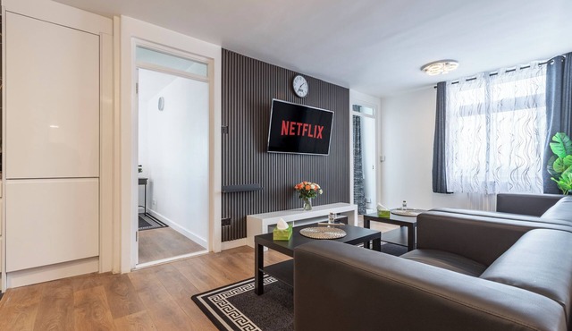 Shepherd’s Bush Haven: 4 Bed Luxury Apartment 2 minutes from Westfield Shopping.