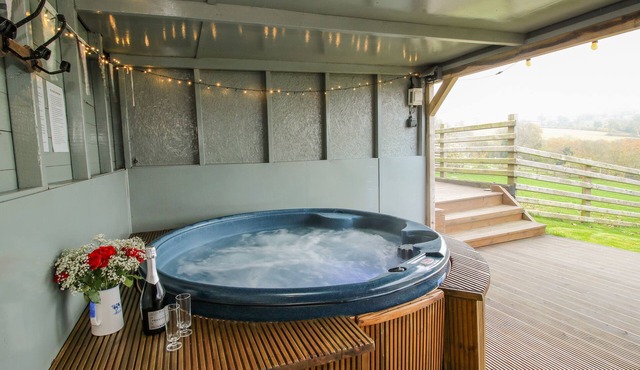 Shepherds Cabin at Titterstone Hot Tub & Dog-friendly Near Ludlow