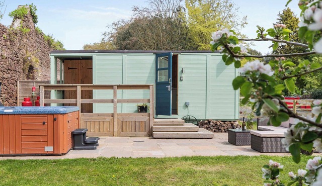 Shepherd’s Hut with Hot Tub