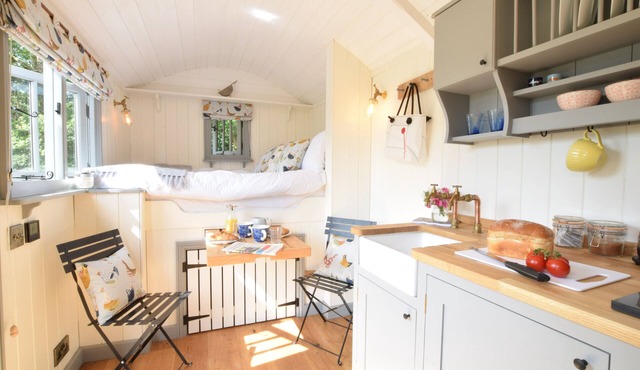 SHEPHERDS PIGHTLE, pet friendly, with open fire in Hollesley