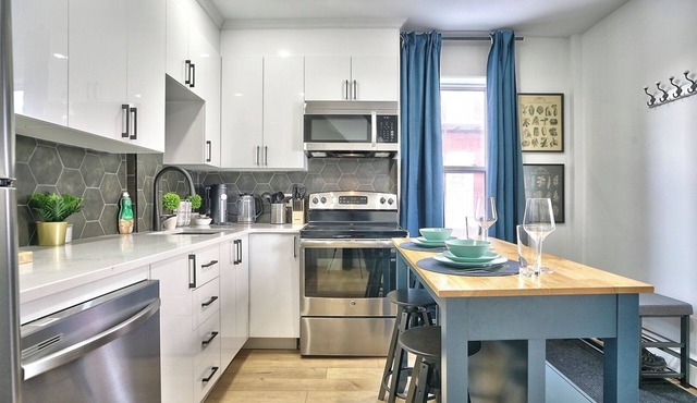 Sherby LUX: Central, Parking, Renovated, Sleeps 6