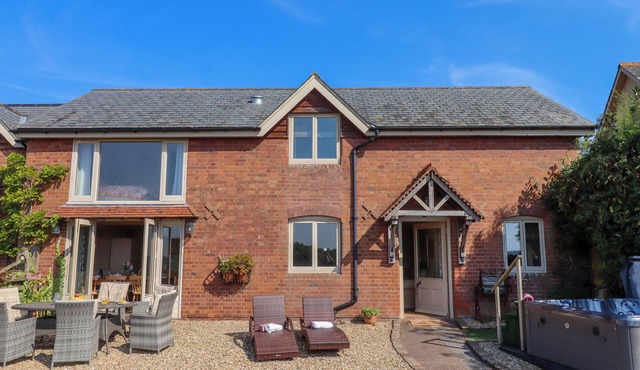SHERWAY COACH HOUSE, family friendly, with hot tub in Bradninch