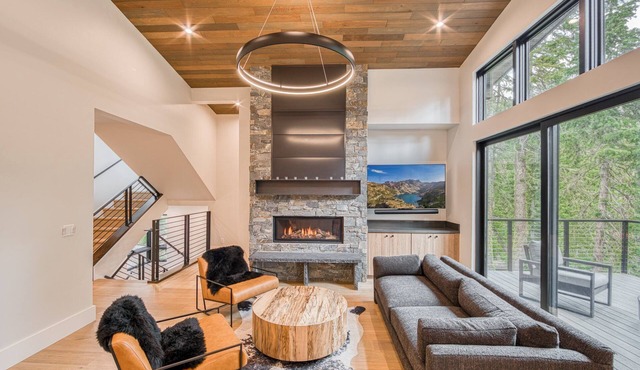 Shining Creek at Alpine Meadows by Tahoe Getaways - 4 BR w Creek Views, Hot Tub & Ski Shuttle!