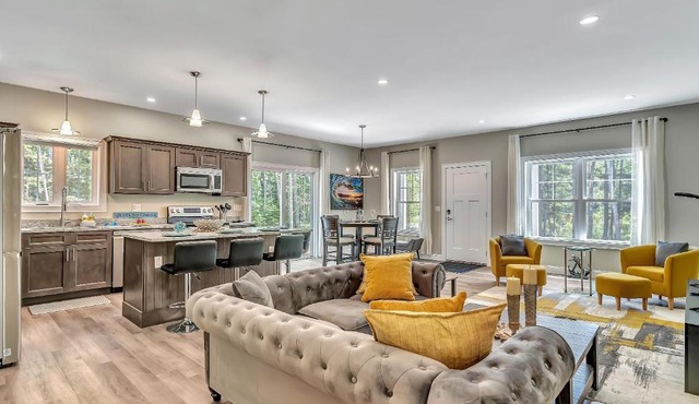 Shipbuilder’s Retreat Sleeps 6, 5 mins to Harbor