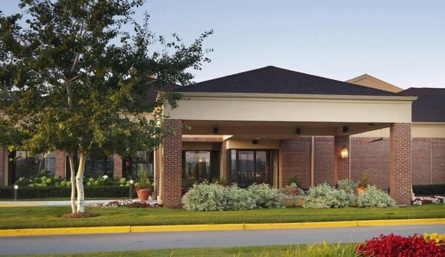 Shopping and Dining in Village of Wauwatosa! Pets Allowed, Swimming Pool!