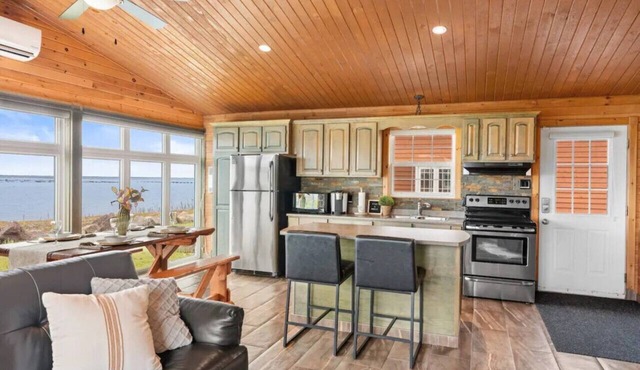 Shoreline Escape: Serene Retreat near Indian Island