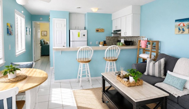 🏖️ Shoreline Hideaway . Pool . Steps to Beach . Sleeps 4