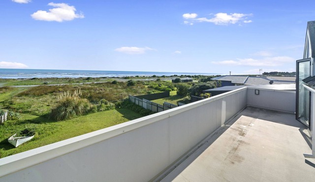 SHORELINE SERENITY – TE HORO BEACH HOLIDAY HOME in Te Horo Beach