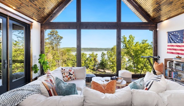 Shoreline Splash-Easy Access to Beaver Lake-Kayaks