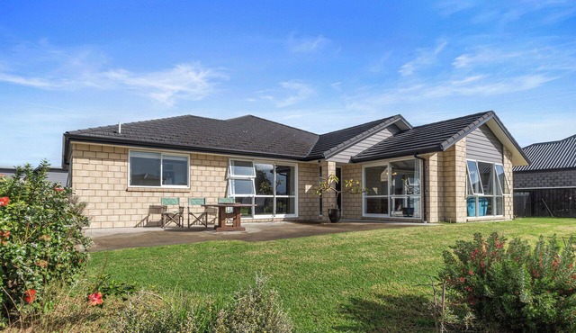 Shores Getaway - One Tree Point Holiday Home