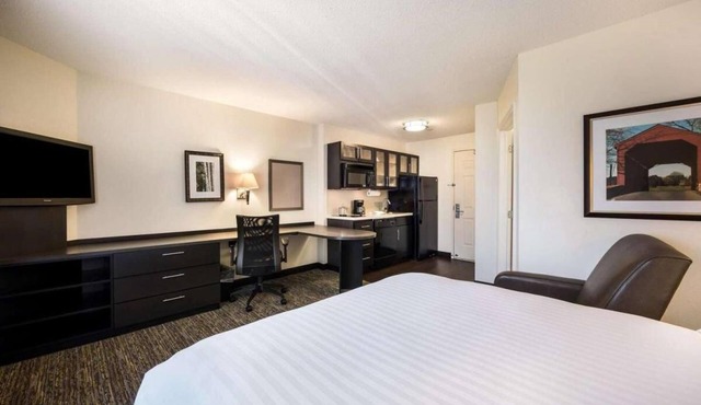 Short Drive from Cernan Earth & Space Center! Kitchen, Free Airport Shuttle!