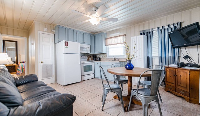 Short walk to Beach, Private poolside cottage-5- 1 Bed/1 Bath near Main St