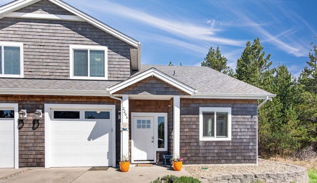 Short walk to BEACH ● 3 bedrooms w/TVs ● 2 KING beds ● Dogs OK ● Fireplace