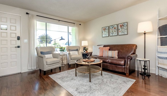 Short Walk to Downtown, AC, Coffee Bar, Patio