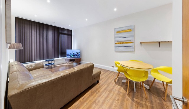 Shortlet Express, Stunning 3 bedroom apartment by Barking station