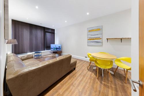 Shortlet Express, Stunning 3 bedroom apartment by Barking station