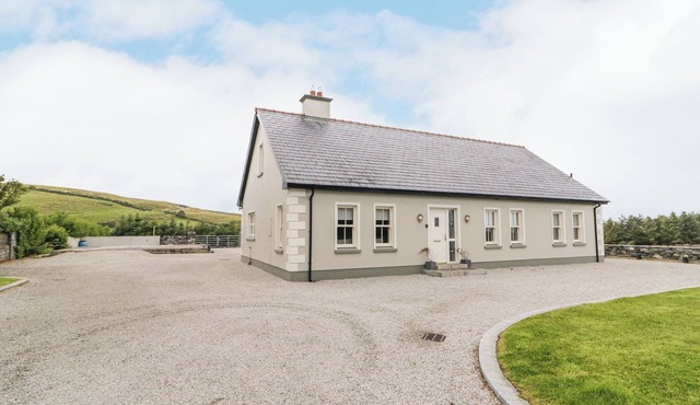 SHROUGHAN, pet friendly, with a garden in Gortahork, County Donegal