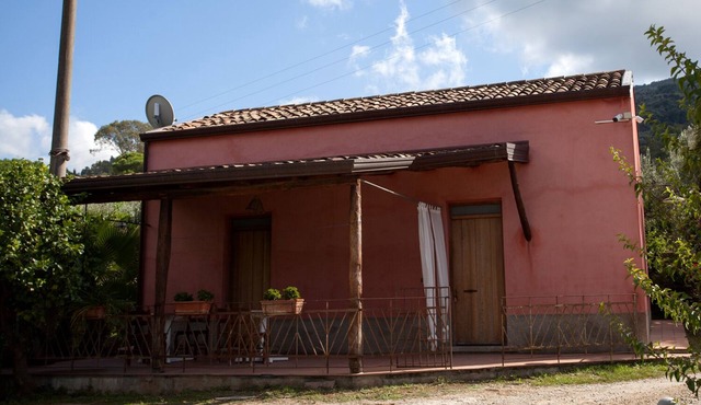 Sicily farmholidays:CASA DELLA PALMA,farmhouse with pool few minutes to the sea