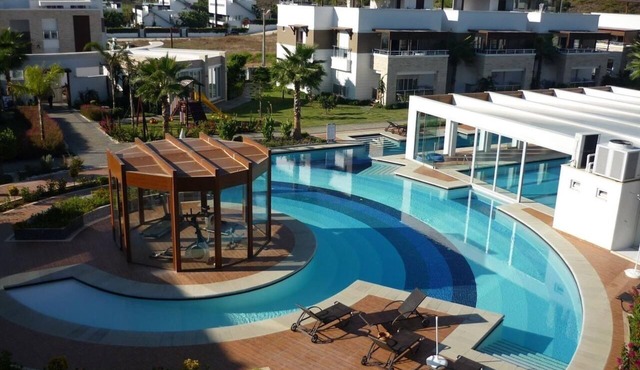 Side, 3-room apartment with pool area (in&out) & balcony, long stays welcome