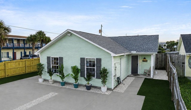 Side-by-Side Beach Bungalows Sleeps 16 4BR/4BA Walk 2 Beach Pets Welcomed