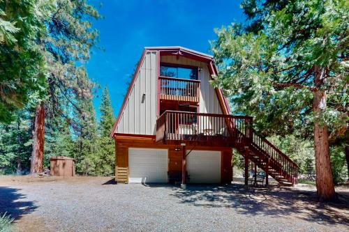 Sierra Nevada Hideaway: Cabin w/Deck, Mtn Views