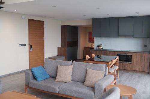 Signature Duplex - Pentstudio West Lake by JANADE Loft Suites
