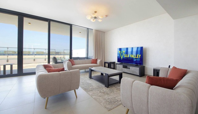 Silk Valley - Beachfront 4B near Al Hamriyah with private beach access