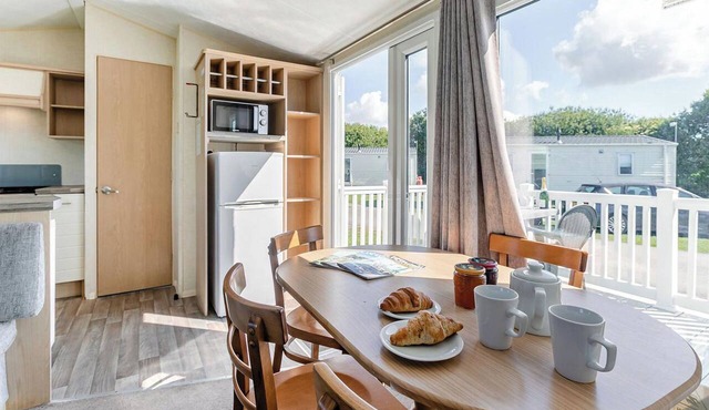 Silver Caravan with parking, ensuite & decking