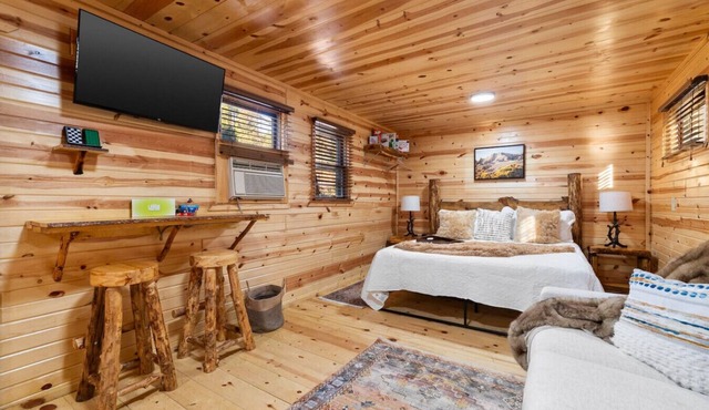 Silver Pine Haven: South Dakota Log House Stay