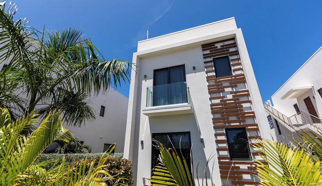 Silver Reef 10-Luxury beachfront unit with rooftop terrace & outdoor kitchen!