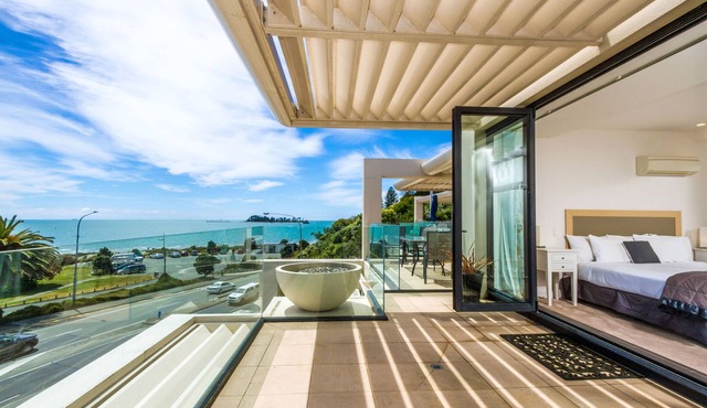 Silver Sands - Beautiful Penthouse-level Beachside Apartment